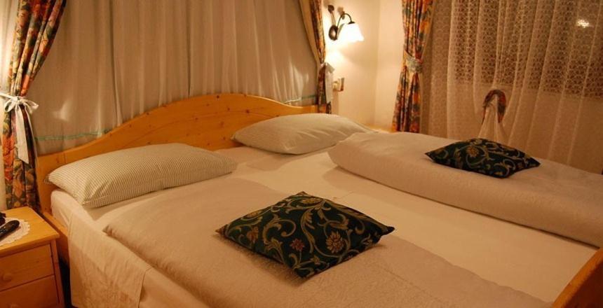 Albergo Genziana サン・ヴィジリオ・ディ・マレッベ 部屋 写真